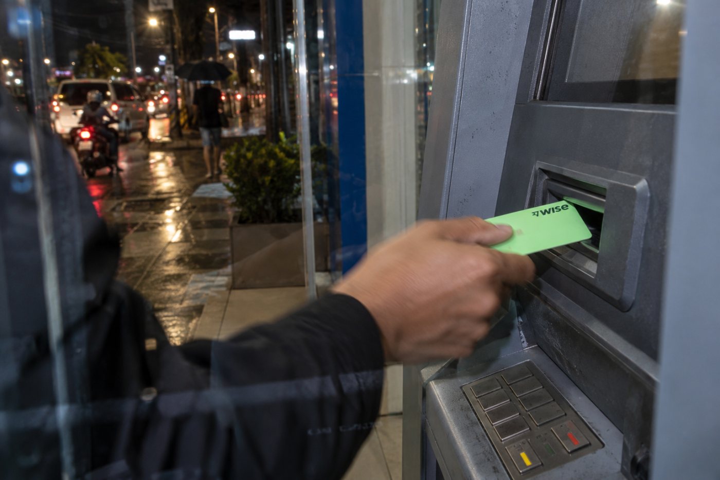 Pagkuha ng cash gamit ang Wise card sa ATM, na may ibang singil kaysa paglilipat ng balanse sa PH bank o e-wallet.