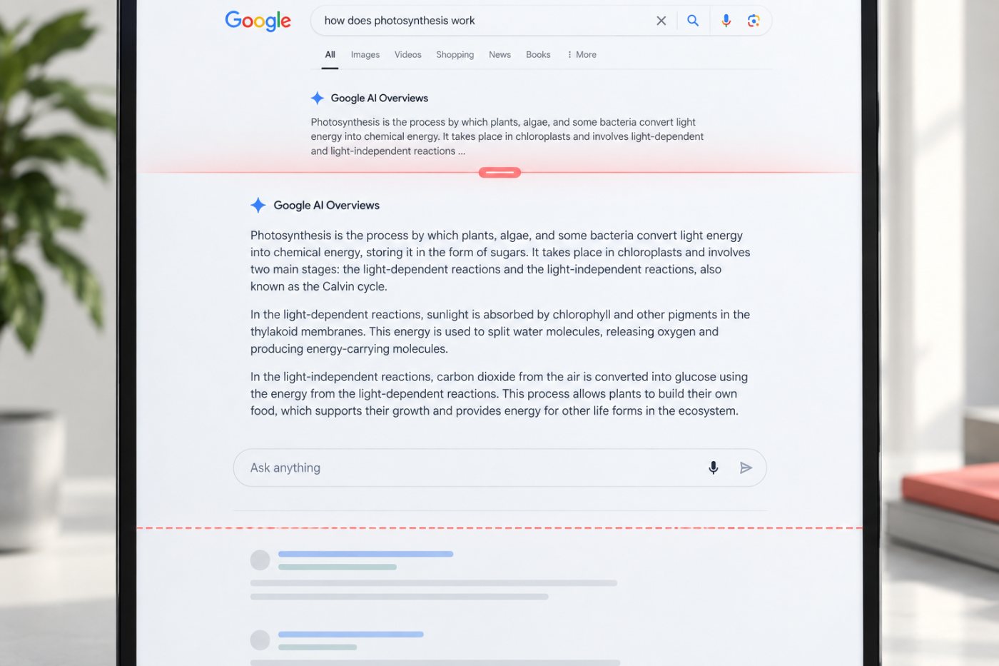 Eine kompakte Google AI Overview erweitert sich automatisch zur vollständigen Antwort und verschiebt die organischen Treffer nach unten.