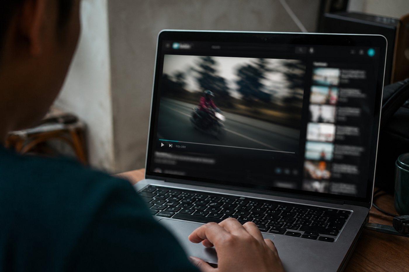 Pemutaran video YouTube menambah public view sejak frame pertama sebelum menjadi Engaged view.