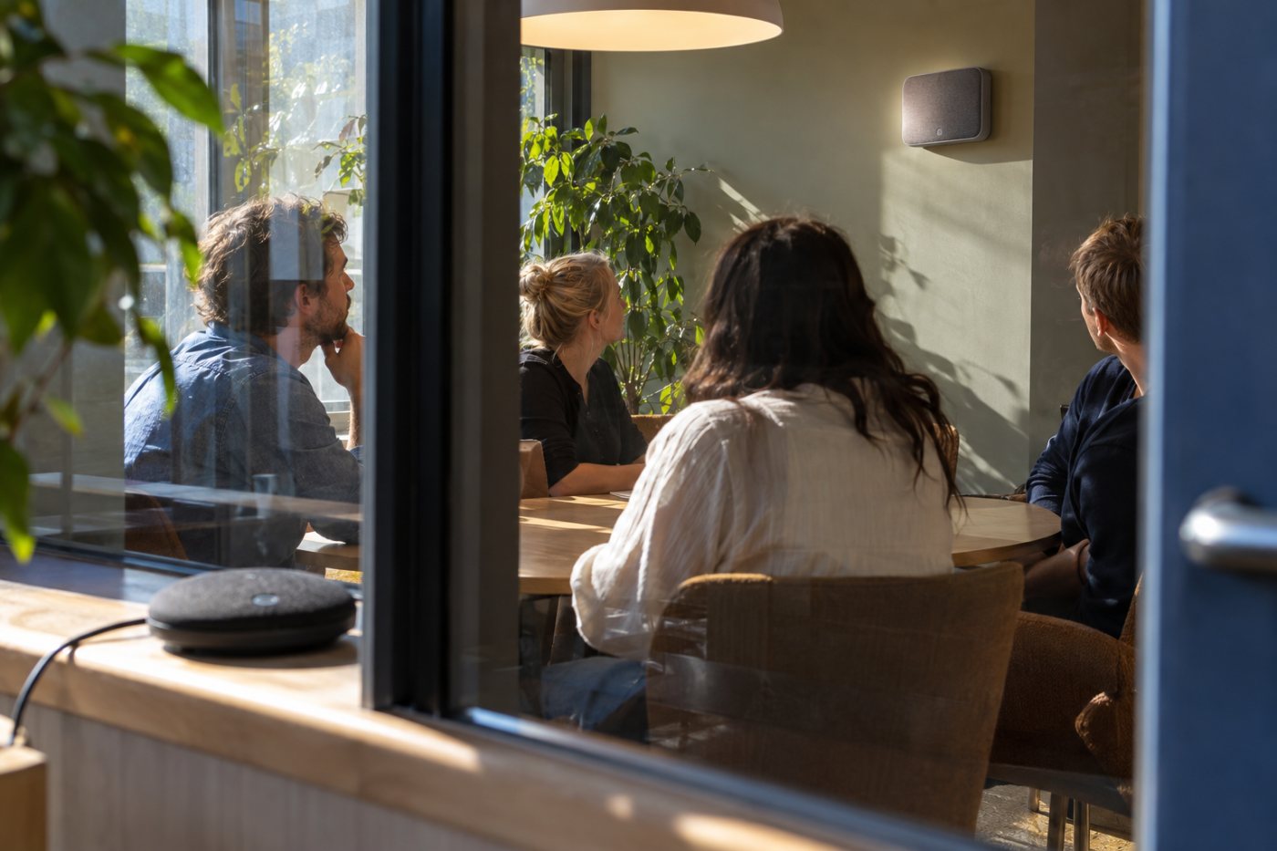 Deltakere stanser samtalen for å høre en samtykkemelding før Notion AI Meeting Notes starter opptaket.