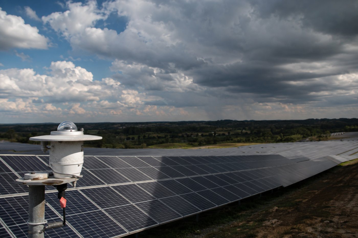 Usina solar recebe uma previsão atualizada enquanto nuvens alteram a disponibilidade de luz sobre os painéis.