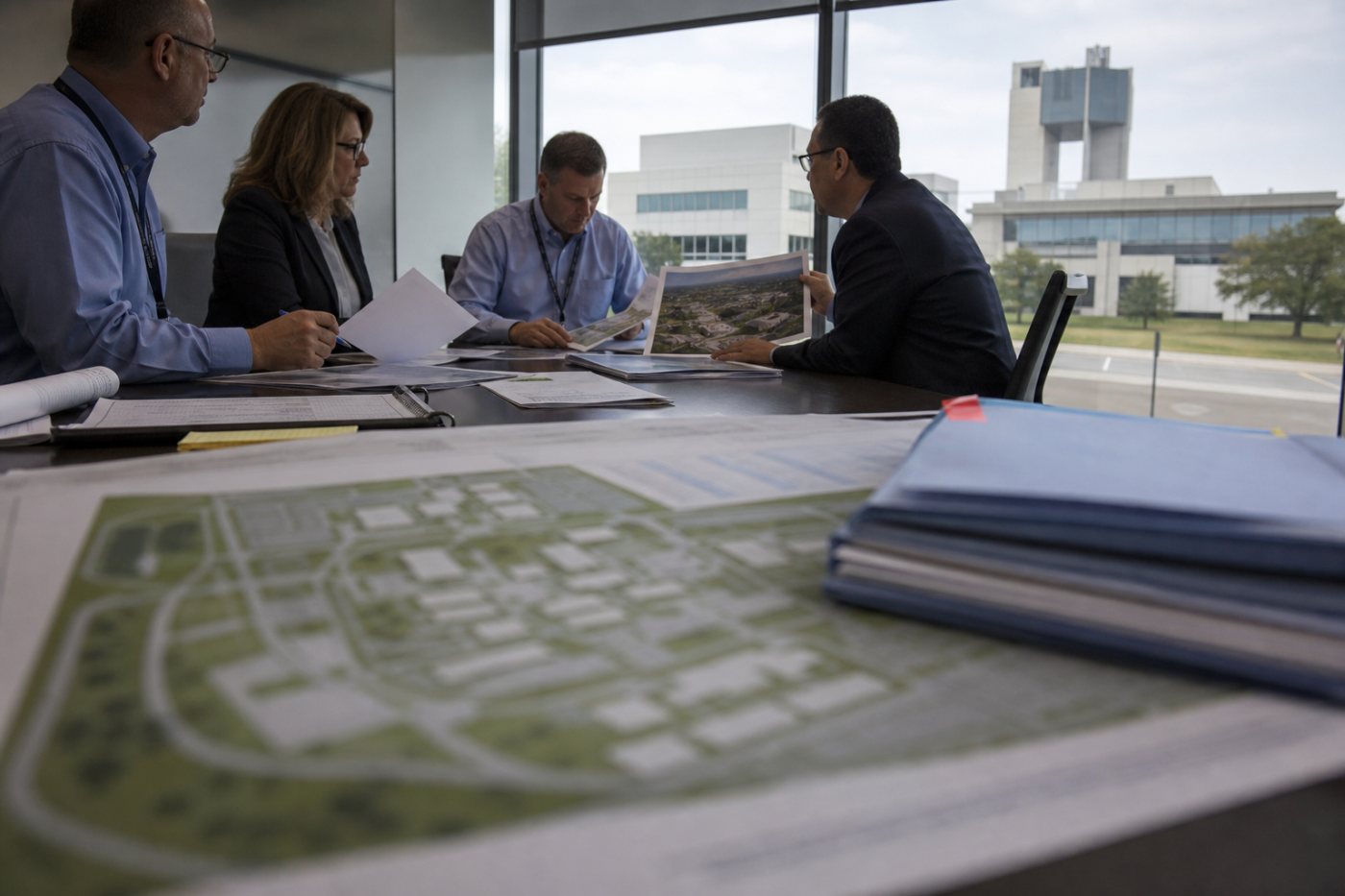 Des installations fédérales sont évaluées alors que le lieu et le financement du futur campus restent indéterminés.