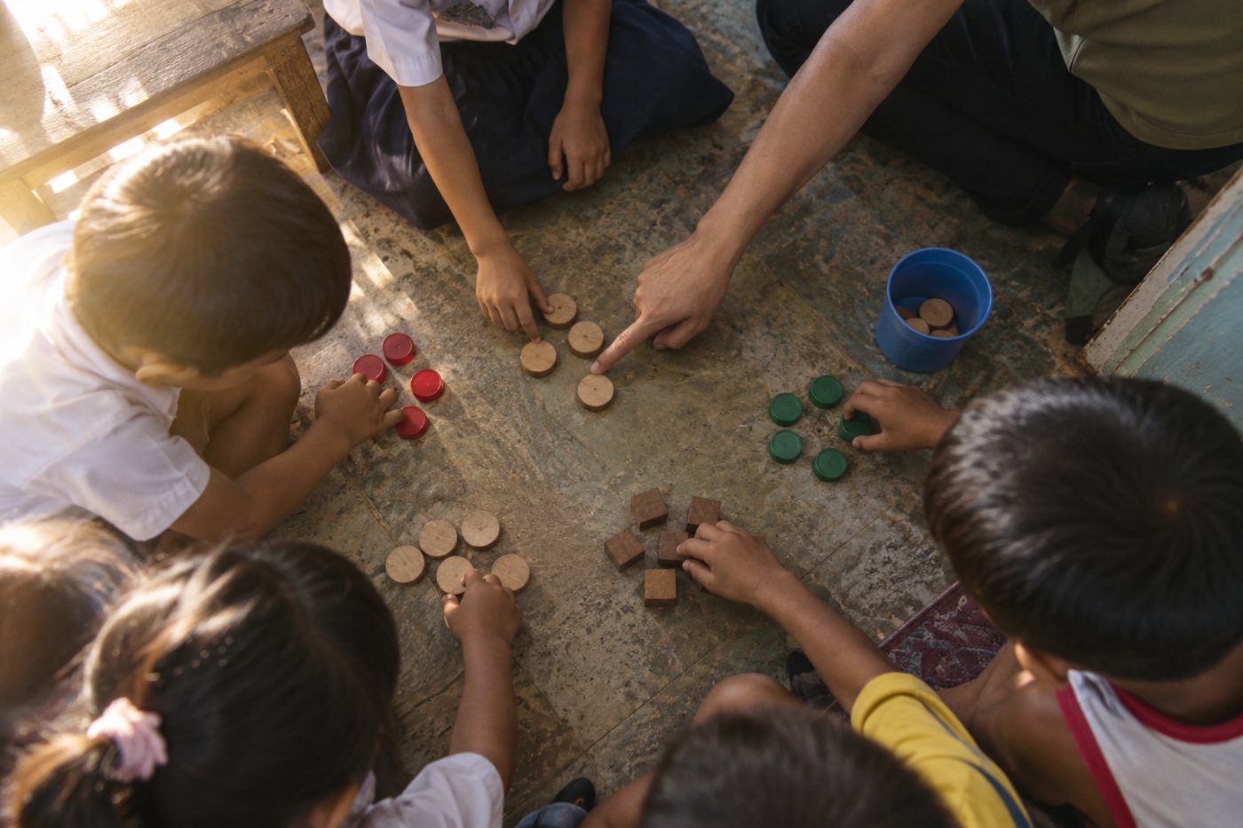 Mentor ng Tulong-Aral na gumagabay sa maliit na grupo ng mga batang nag-aaral ng batayang matematika.