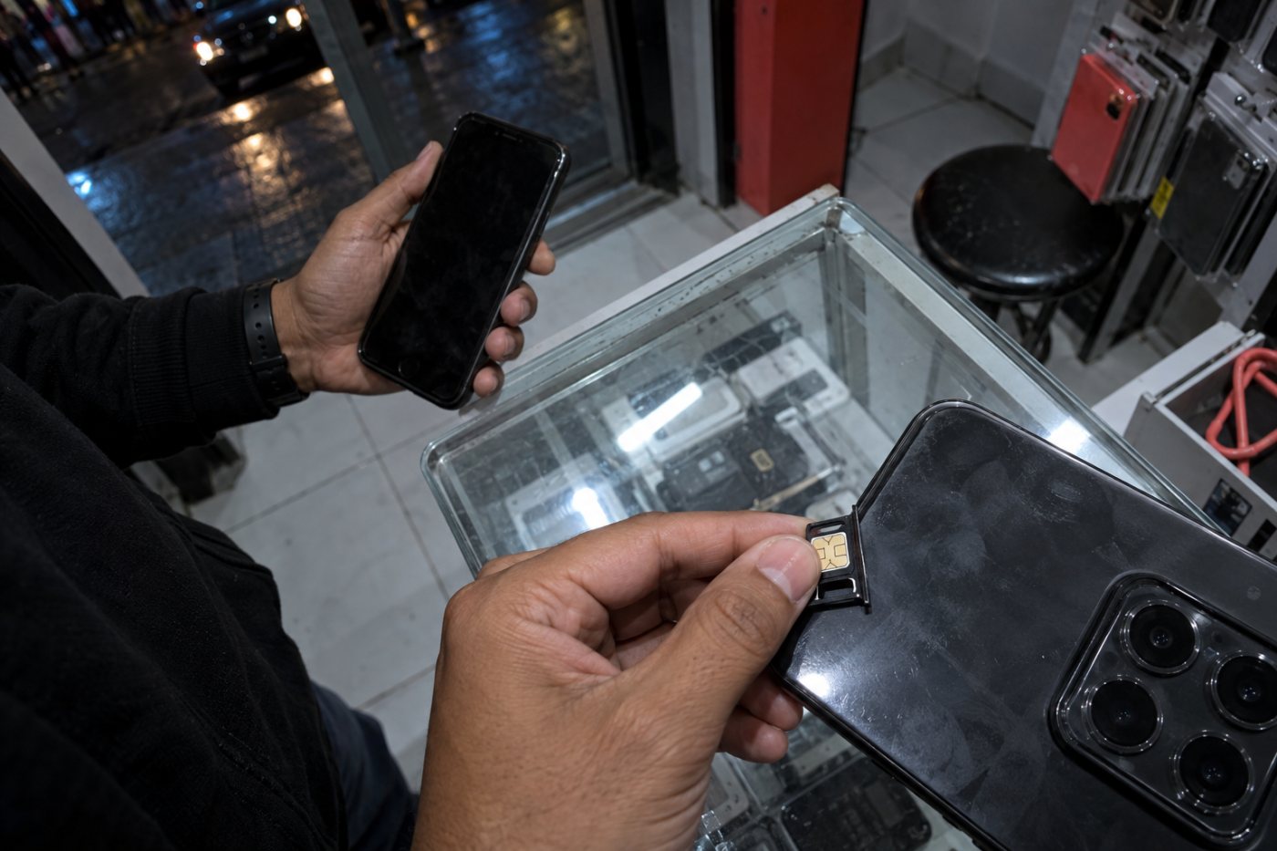 Celulares e chip representam a diferença entre abrir o WhatsApp e registrar novamente o número.