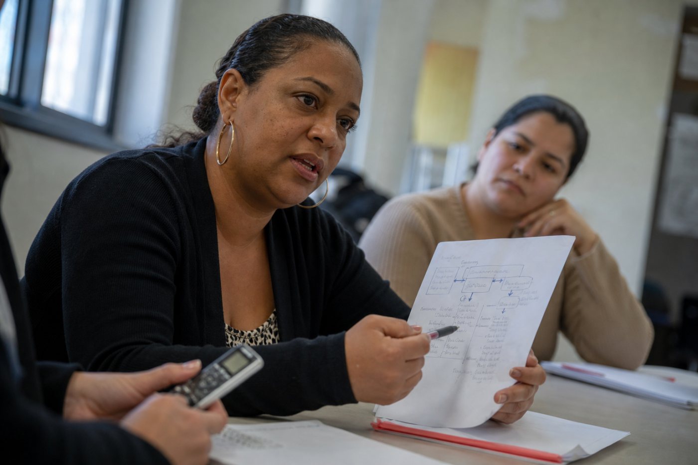 Trabajadoras administrativas y de atención al cliente explican cambios en sus tareas durante una consulta laboral de FutureWorks.