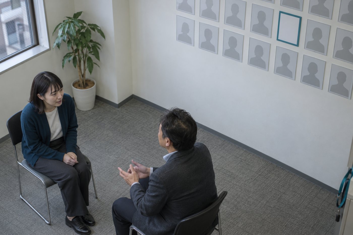 HRBrainの従業員データと評価の運用を、面談から承認までつなげて確認する場面