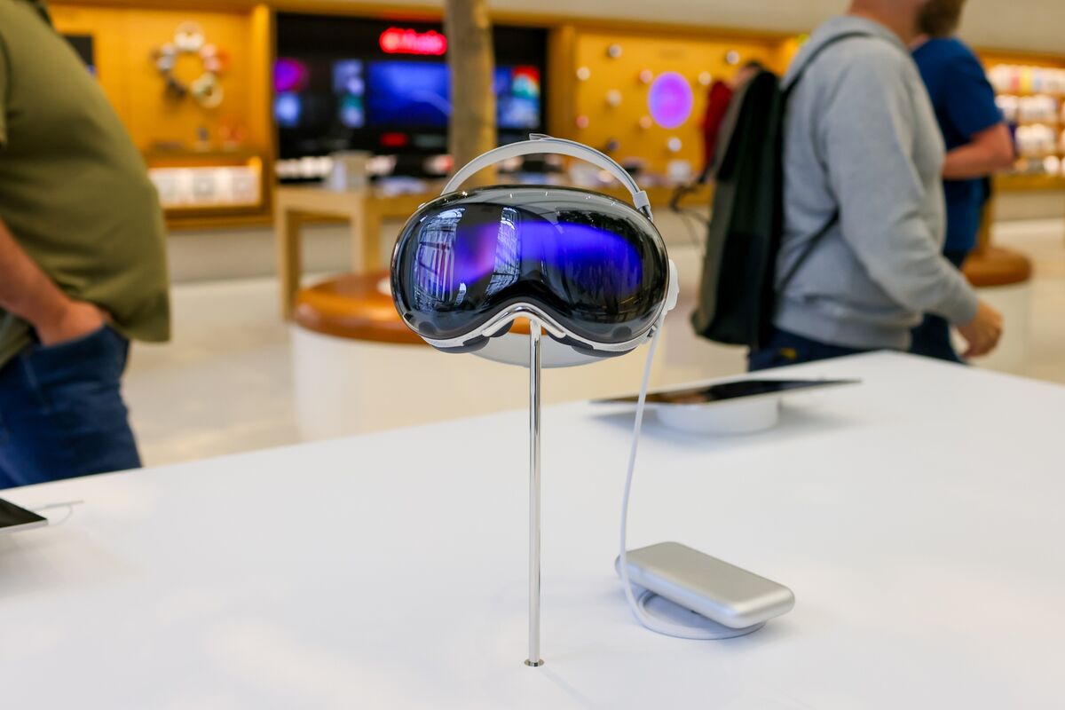 Apple Shifts Focus: Vision Pro Successor Delayed as Smart Glasses Take Priority