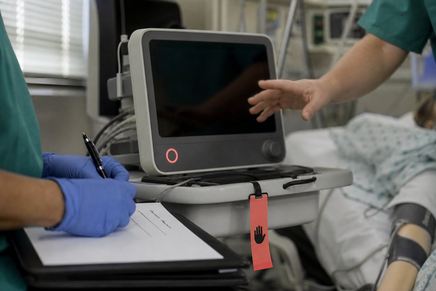 Un dispositivo médico con IA generativa demuestra competencias en un caso clínico simulado y escala una situación crítica.