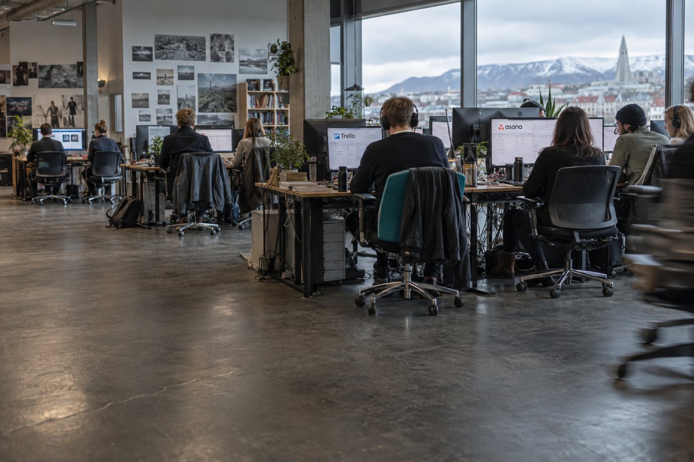 Árskostnaður Trello Standard og Asana Starter eykst með fjölda greiddra notenda, en Trello er lægra í öllum þremur dæmunum.