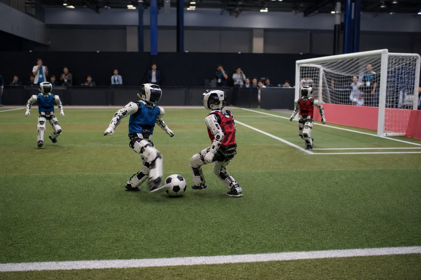 Les robots de B-Human disputent le ballon face à plusieurs adversaires pendant la compétition de football humanoïde à Pékin.