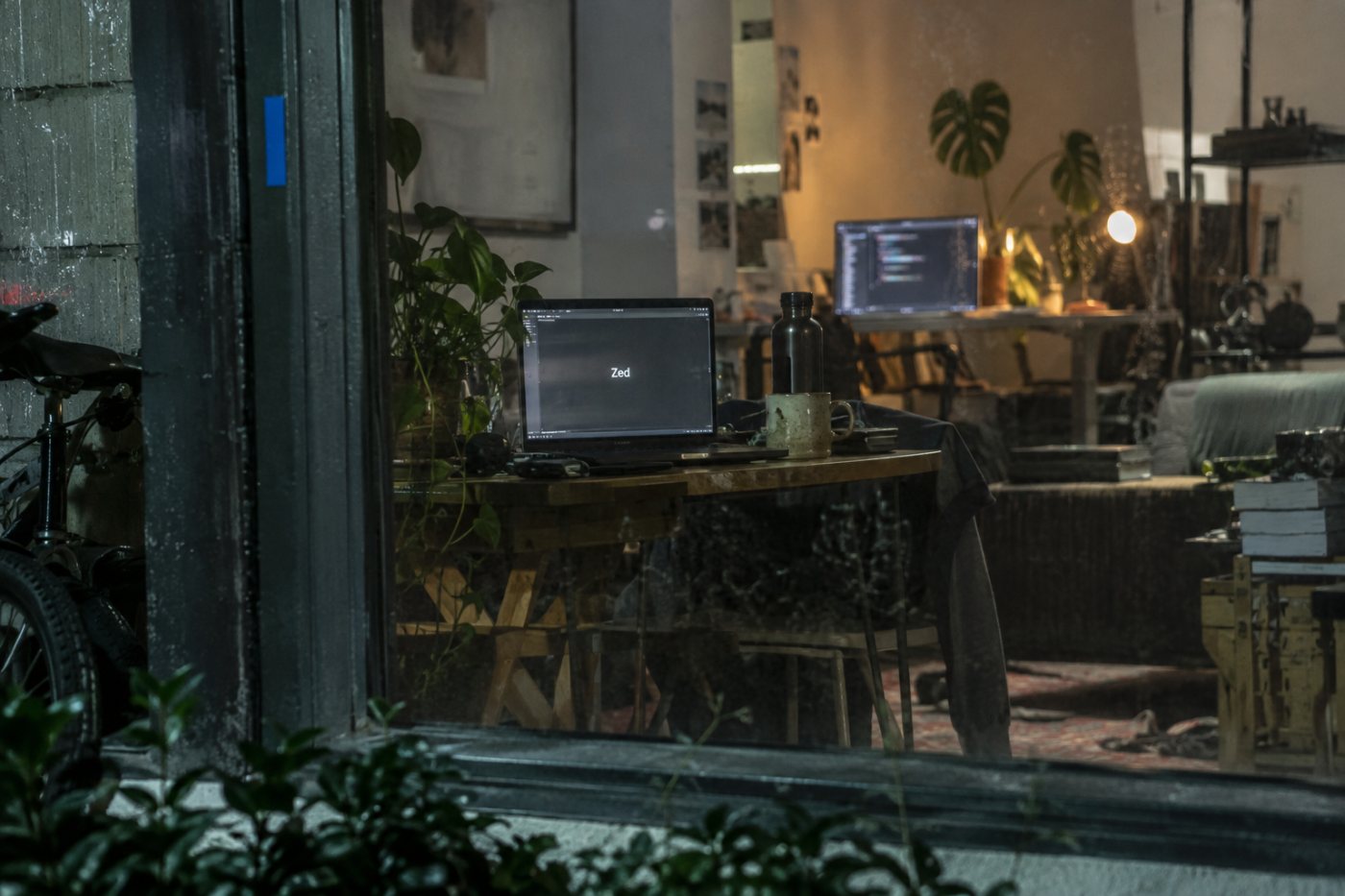 زمان شروع ثبتشده برای Zed و VS Code در آزمون، با تفاوت در تعریف پایان زمانسنجی.