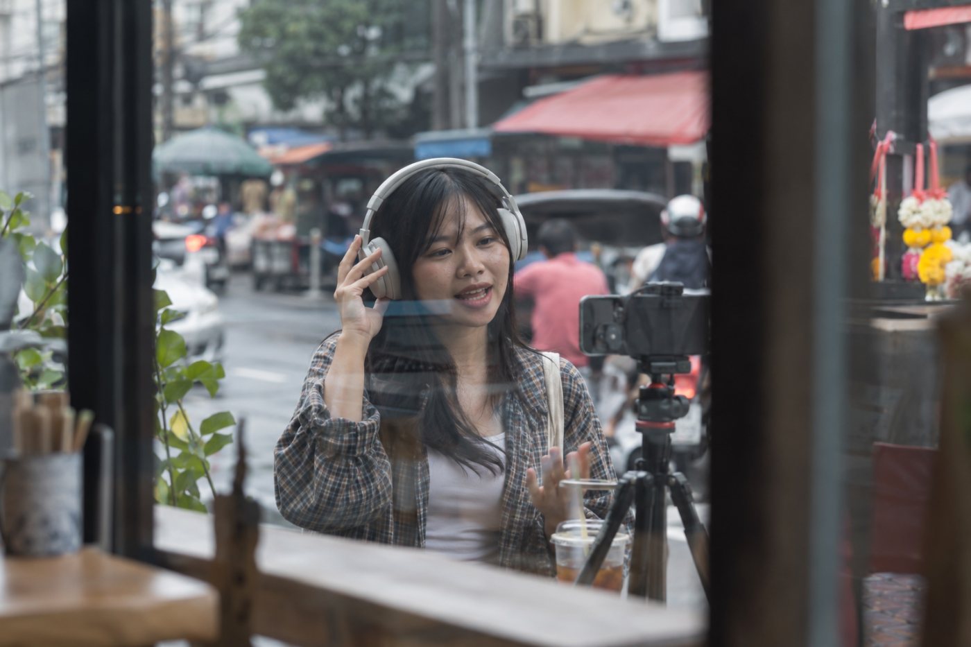 ครีเอเตอร์สาธิตหูฟังให้เห็นชัดระหว่างถ่ายทำเนื้อหาที่เกี่ยวข้องกับสินค้าที่จะติดแท็ก