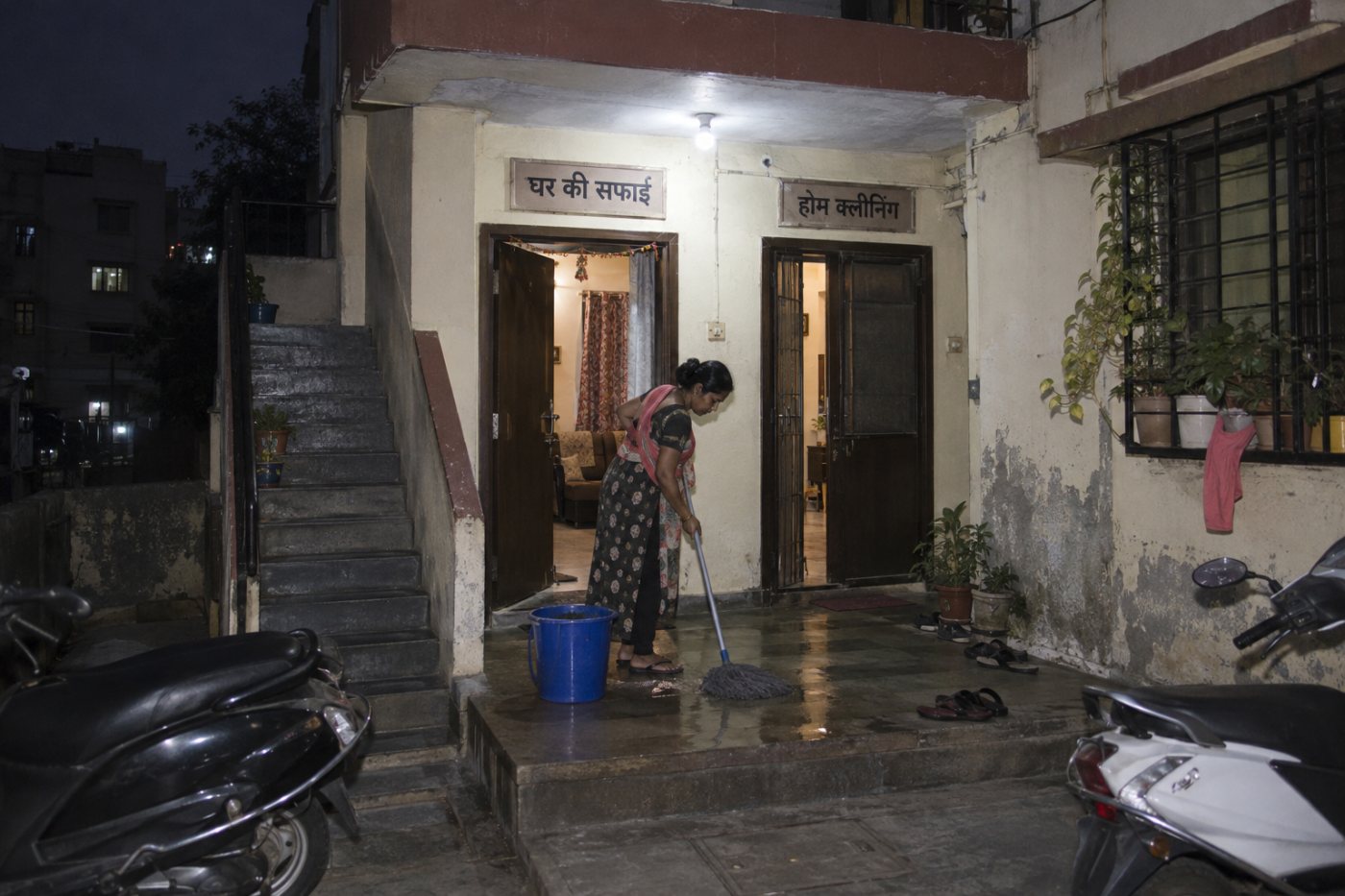 काल्पनिक घरेलू सफाई सेवा के लिए अलग खोज शब्द एक ही सेवा-जरूरत से जुड़ते हैं।