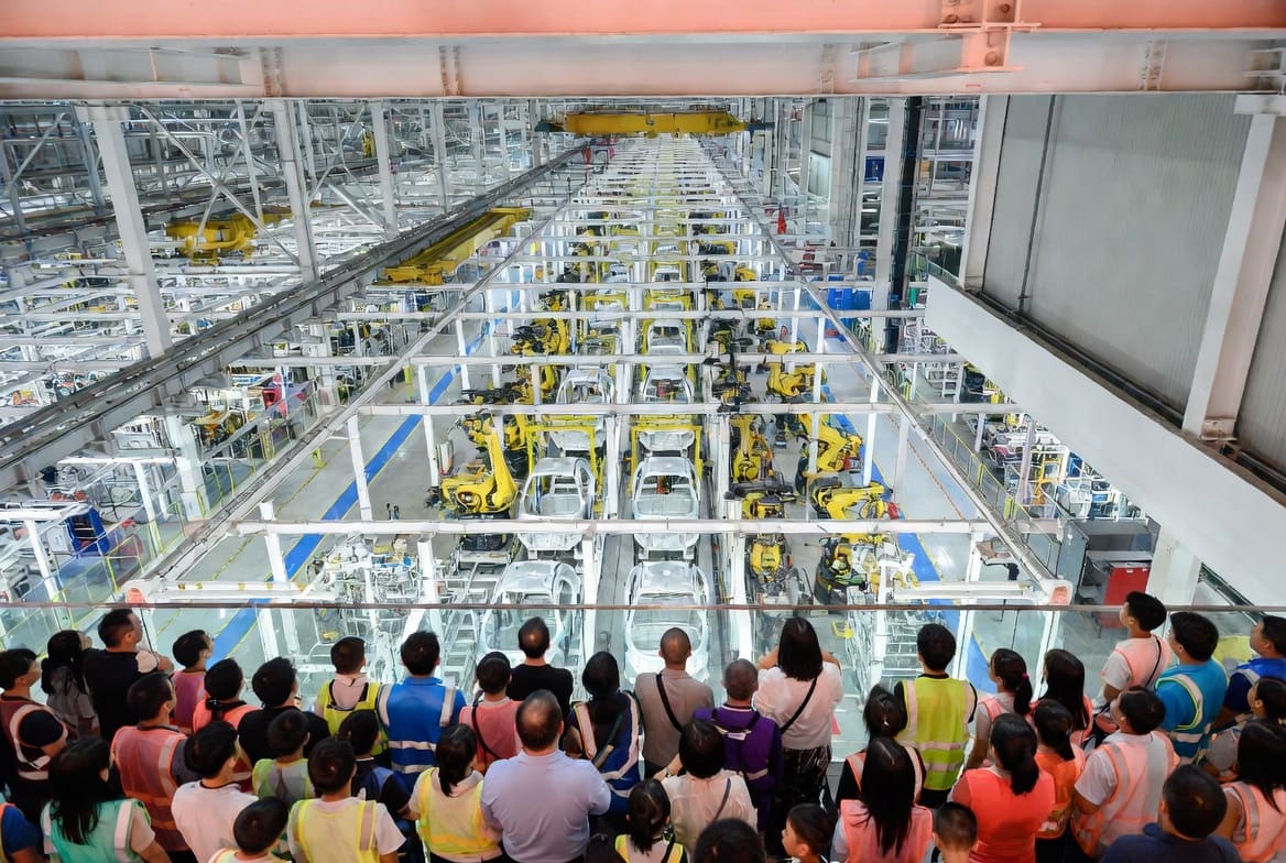 Конвейер вместо каруселей: Почему китайские дети променяли Диснейленд на заводы