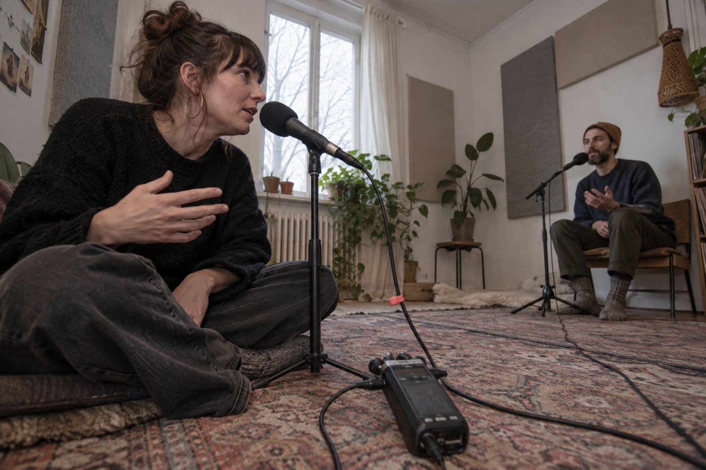 Två poddtalare står olika nära varsin mikrofon, en nivåskillnad som Auphonic kan jämna ut i en flerspårsmix.