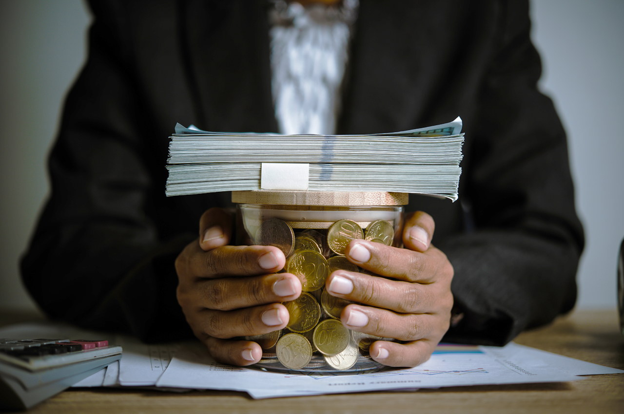 Lessons From the Rich and Famous – Manage Your Money to Avoid Going Into Debt