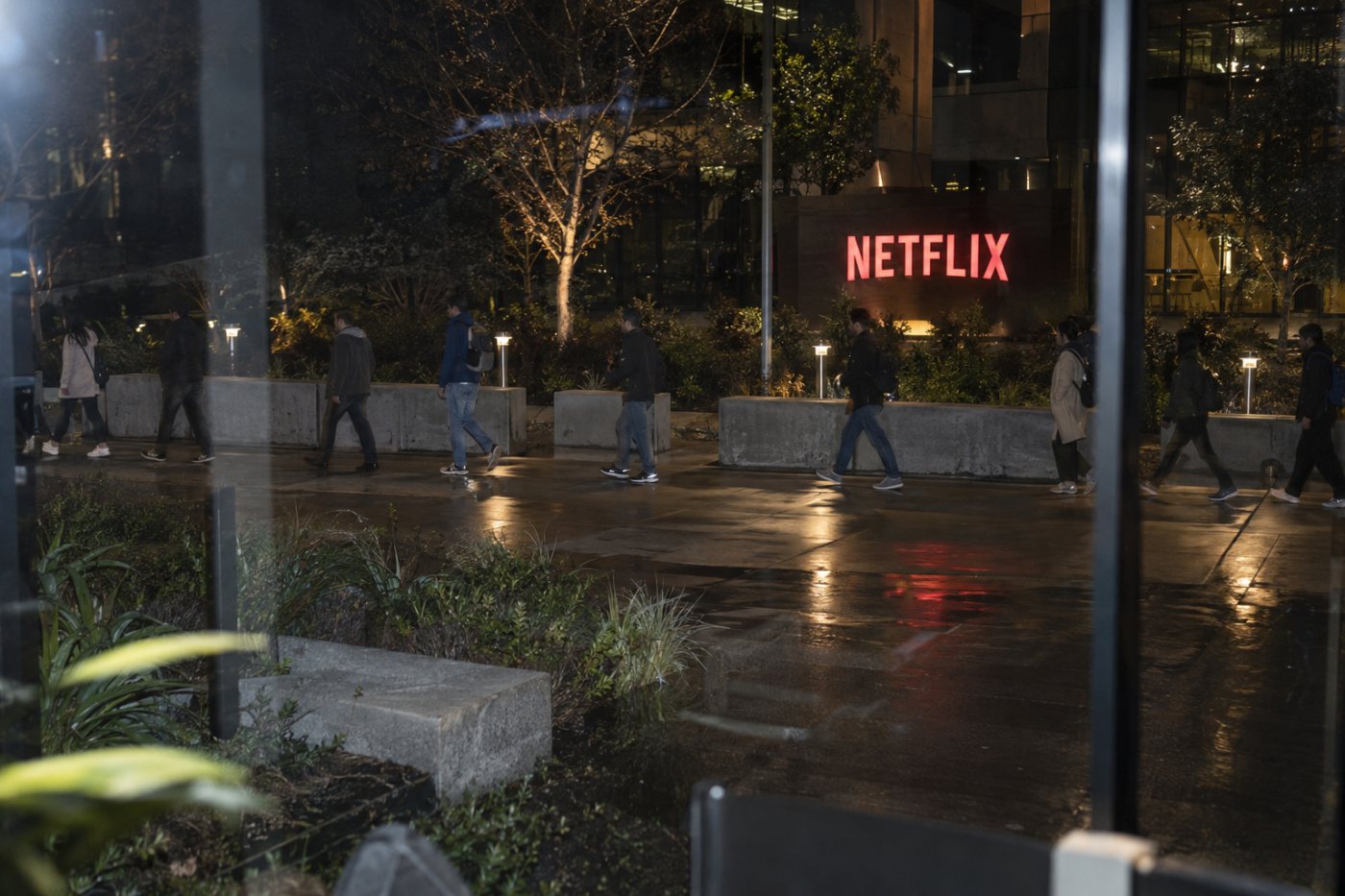 Netflix-এর পণ্য, প্রযুক্তি, আইন ও মানবসম্পদ দলে ছাঁটাইয়ের বেশি প্রভাব বোঝানো দৃশ্য