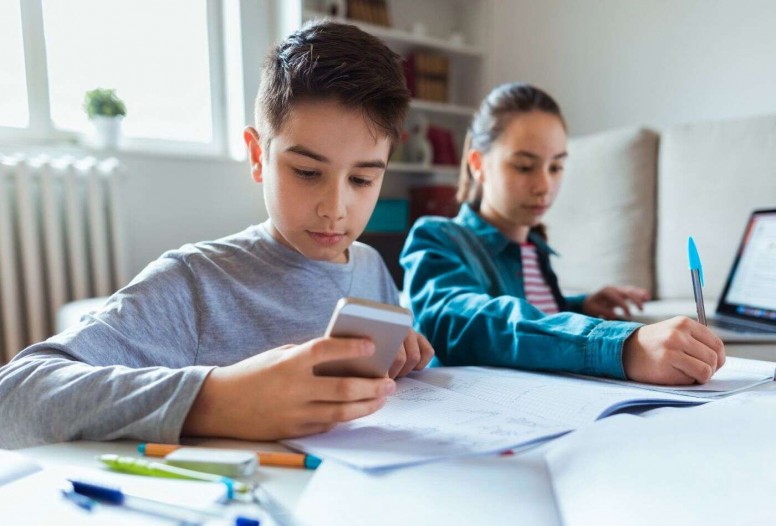 Why Social Media and Smartphones should be Allowed in School