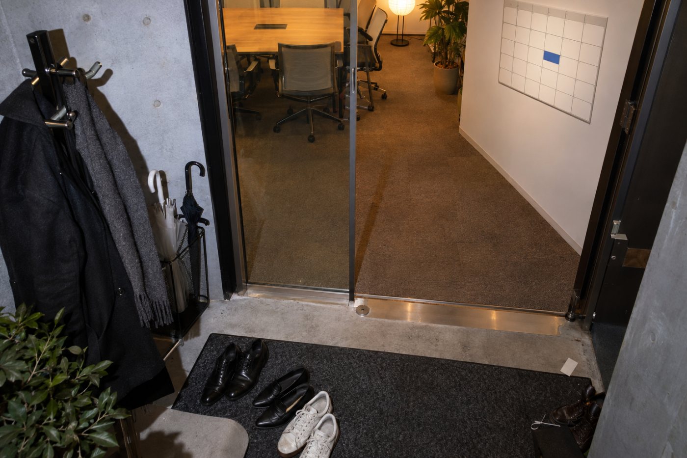 Google Meetではカレンダーの招待と、ドライブに保存された会議メモの閲覧権限が別に決まる。