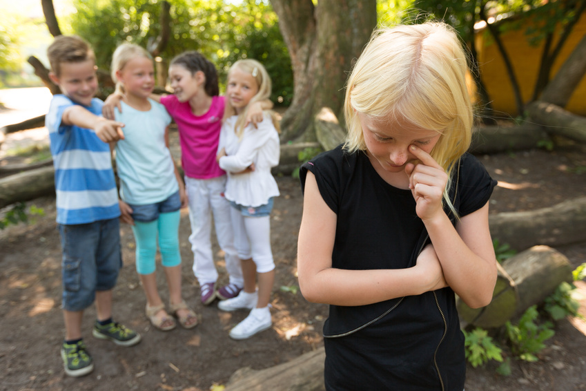 Кто такой аутсайдер и как перестать быть им + советы, как не воспитать ребенка-изгоя