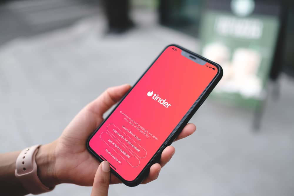 How to Keep Yourself Safe When Using Tinder