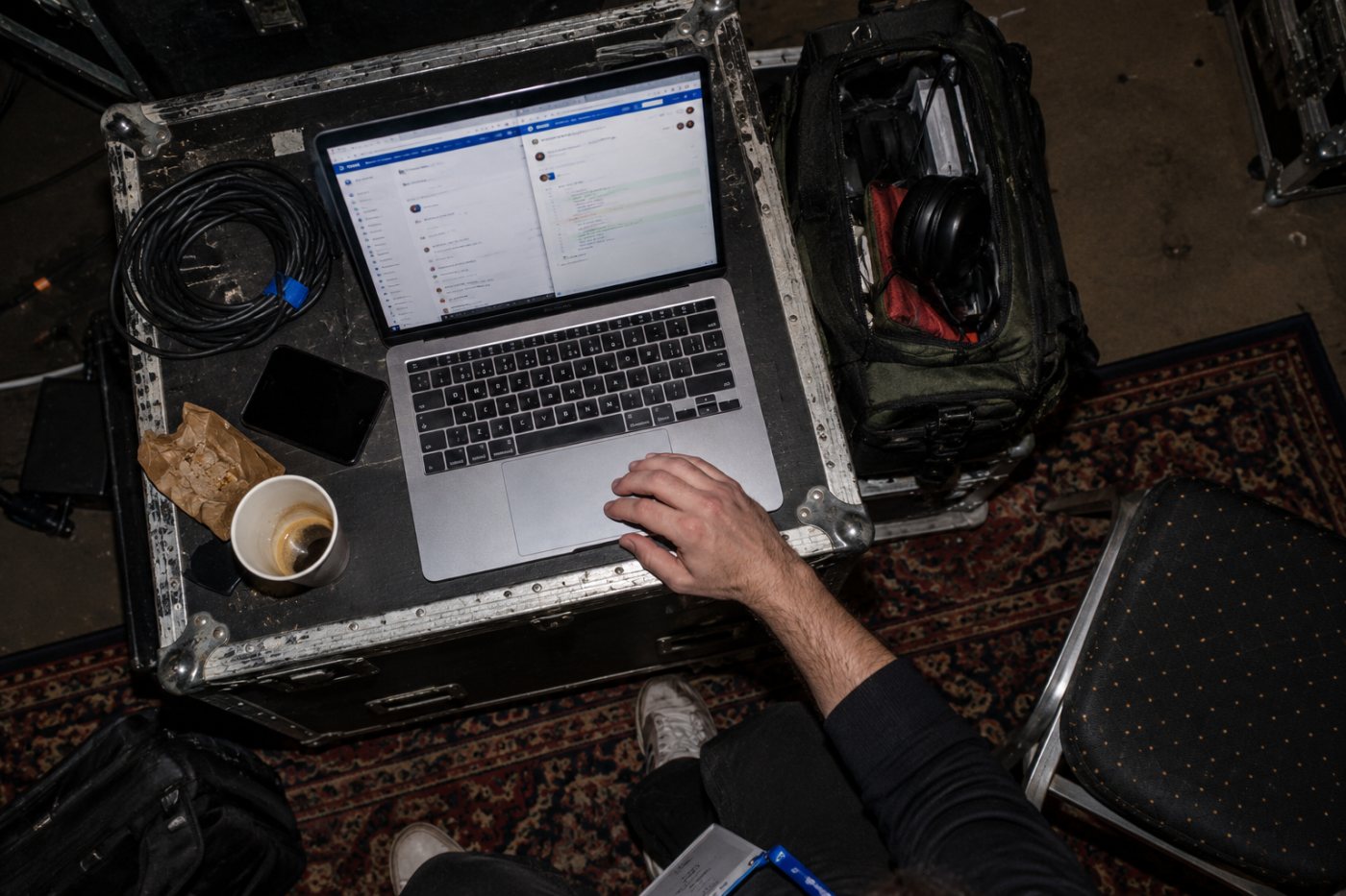 En agentassistert endring går fra Jira til en Bitbucket-pull request og venter på menneskelig godkjenning.
