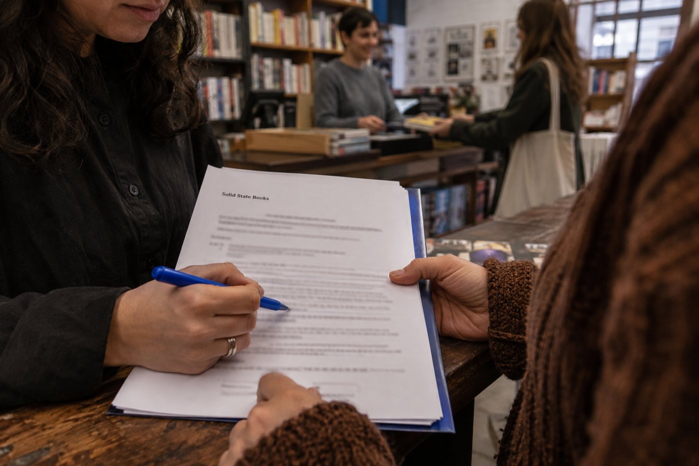 Trabalhadores da Solid State Books analisam o acordo que impede substituição e medidas adversas causadas por IA.