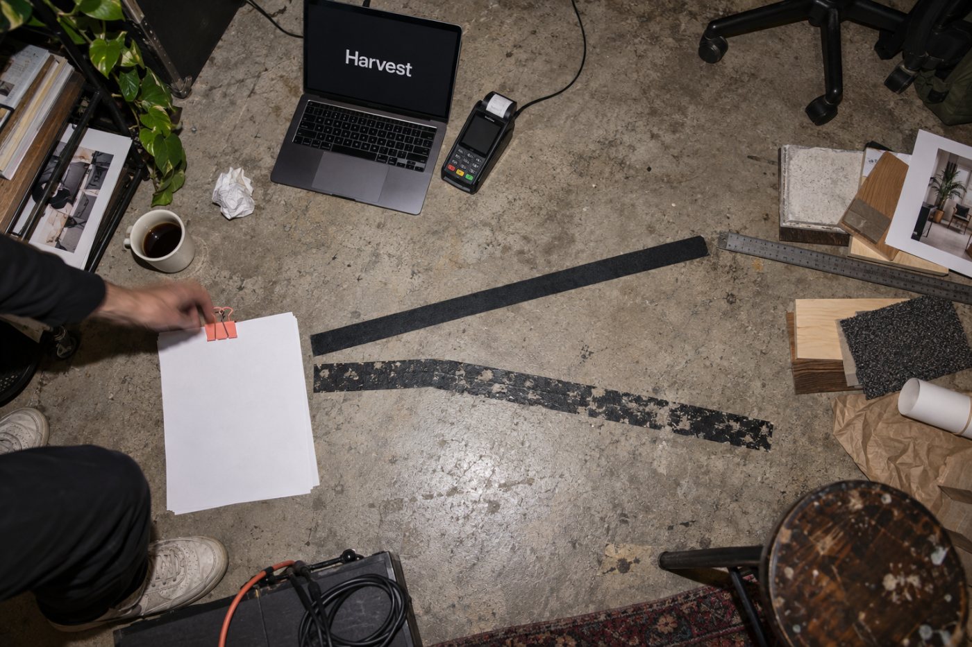 Toggl Premium und Harvest Enterprise unterstützen Freigaben; Toggl betont die Projektauswertung, Harvest den anschließenden Abrechnungsweg.