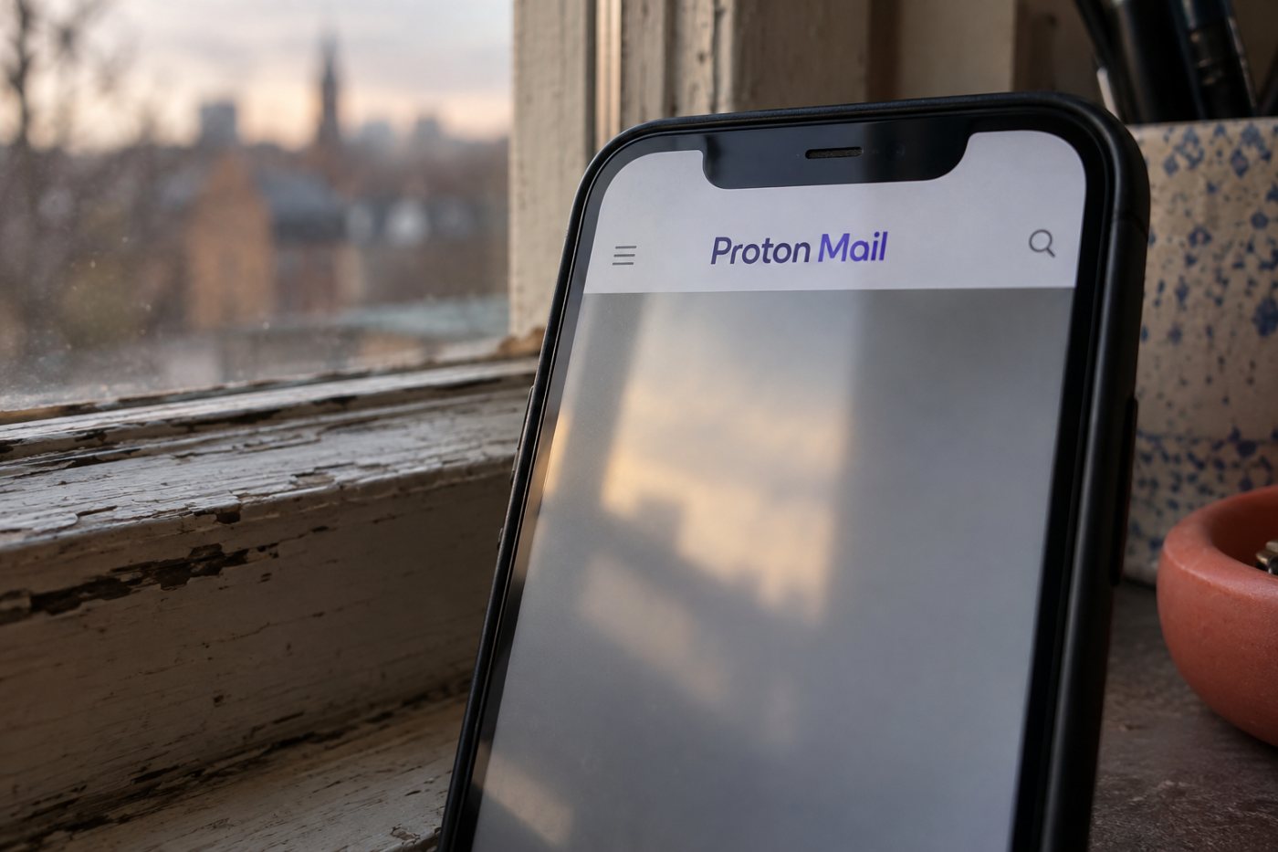 U zprávy mezi účty Proton Mail je tělo chráněné koncově, zatímco doručovací údaje mají odlišnou ochranu.