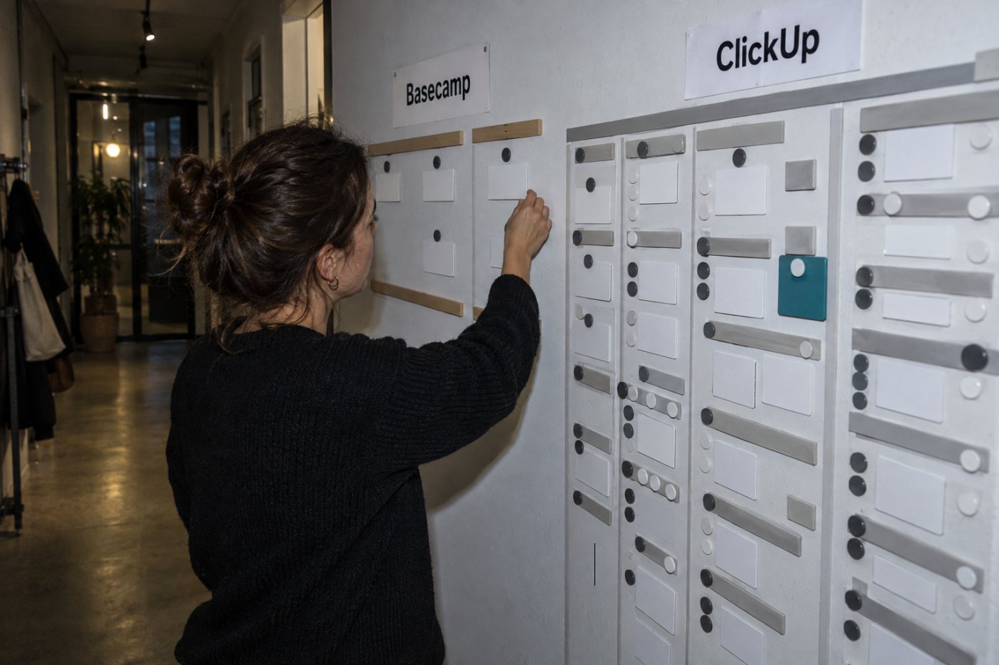 Uvajanje ekipe v preprostejšo strukturo Basecampa in podrobneje nastavljiv potek v ClickUpu.