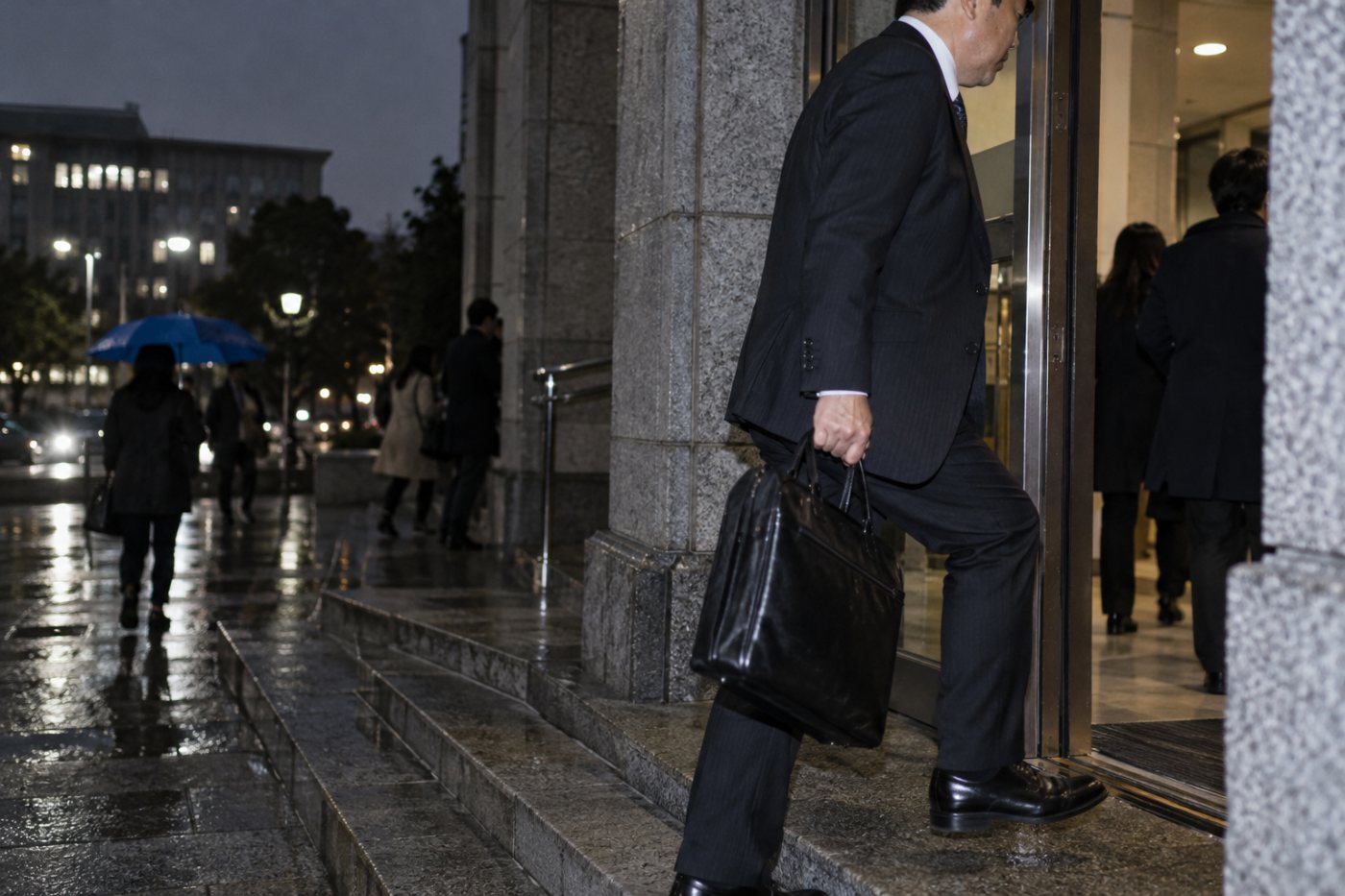 法廷へ向かう弁護士の業務を通じ、特定の資格者への報酬という対象区分を示す