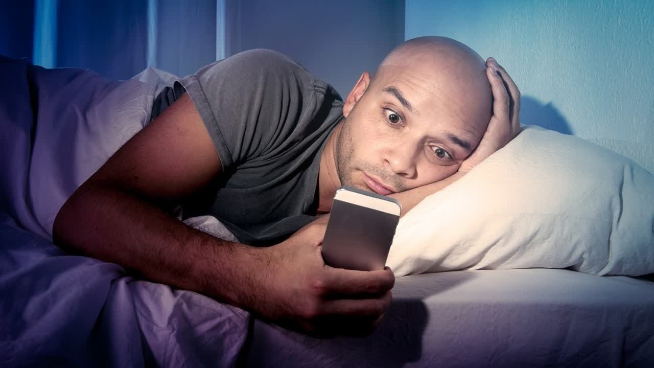 Relatable! Scientists Say You Likely Enter a "Dissociative State" While Scrolling Social Media