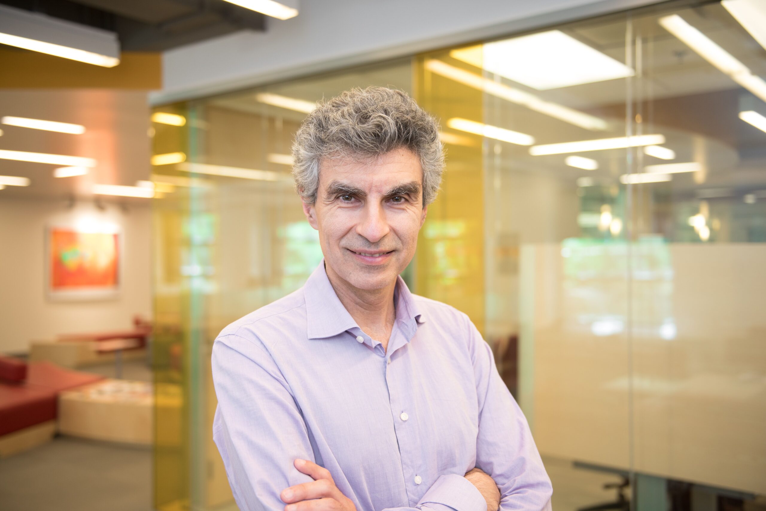 Godfather of AI Warns of Powerful People Who Want Humans "Replaced by Machines"