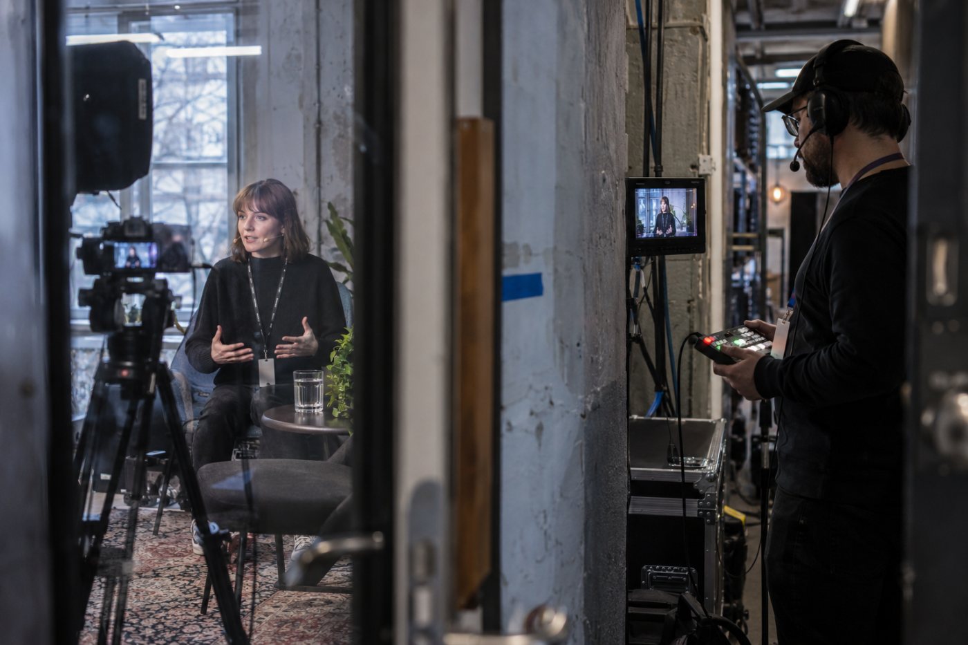 En vært og en medproducent udfører hver sin rolle i en livestream, hvor antallet af teamsæder påvirker prisen.