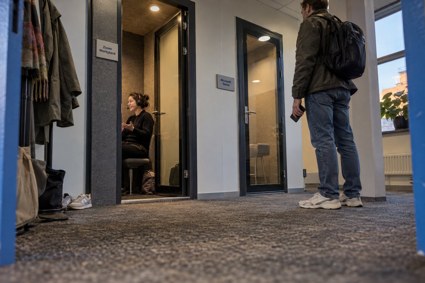 Ārējā viesa pievienošanās Zoom un Microsoft Teams: vienā sapulcē saruna jau sākusies, otrā vēl gaida piekļuvi.