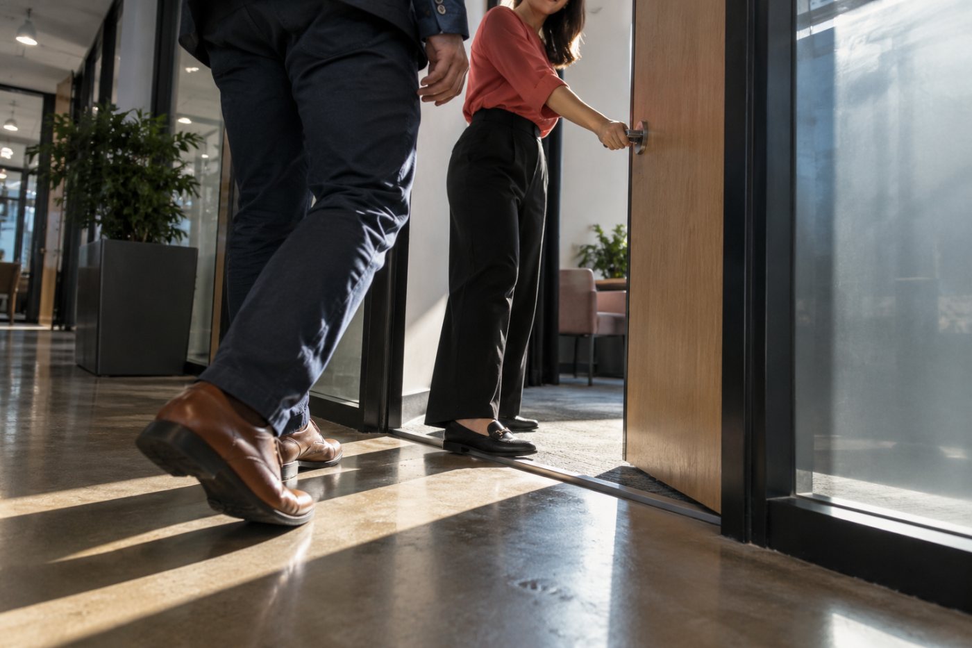 În recrutarea prin Oracle Fusion Cloud HCM, candidatul avansează la interviu după decizia recrutorului.