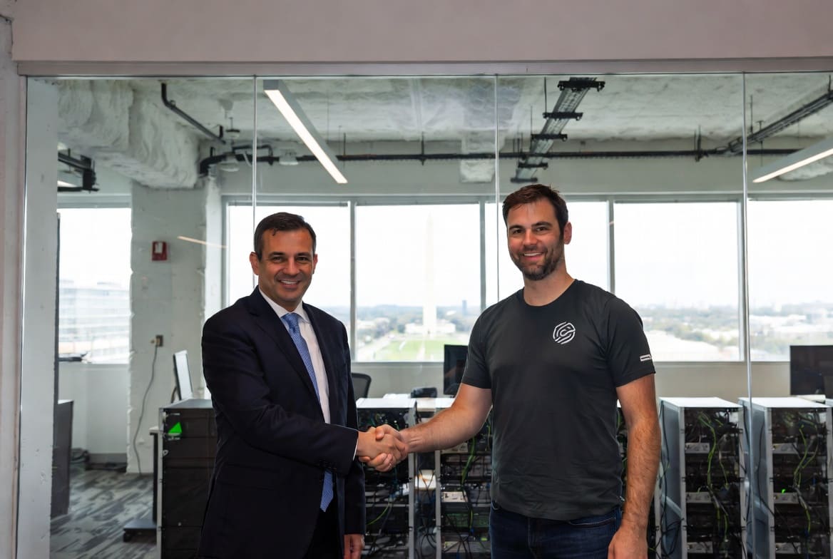 OpenAI накануне IPO нанимает архитектора AI-политики Трампа и изобретателя трансформера из Google