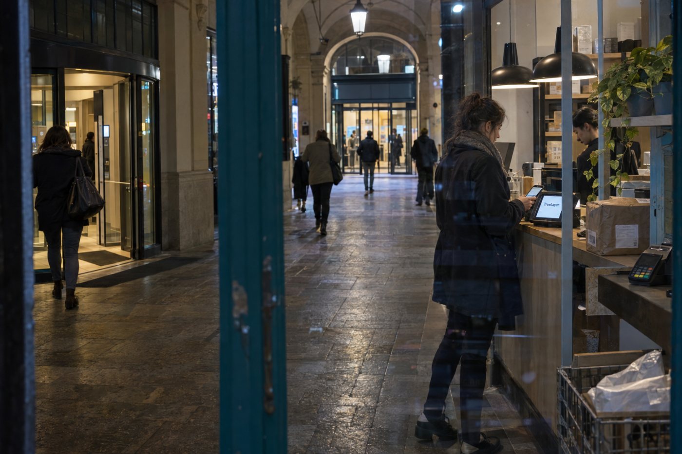 Pay by Bank frá TrueLayer tengir greiðslu af bankareikningi beint við kaupmann, samhliða aðskildri kortaleið.