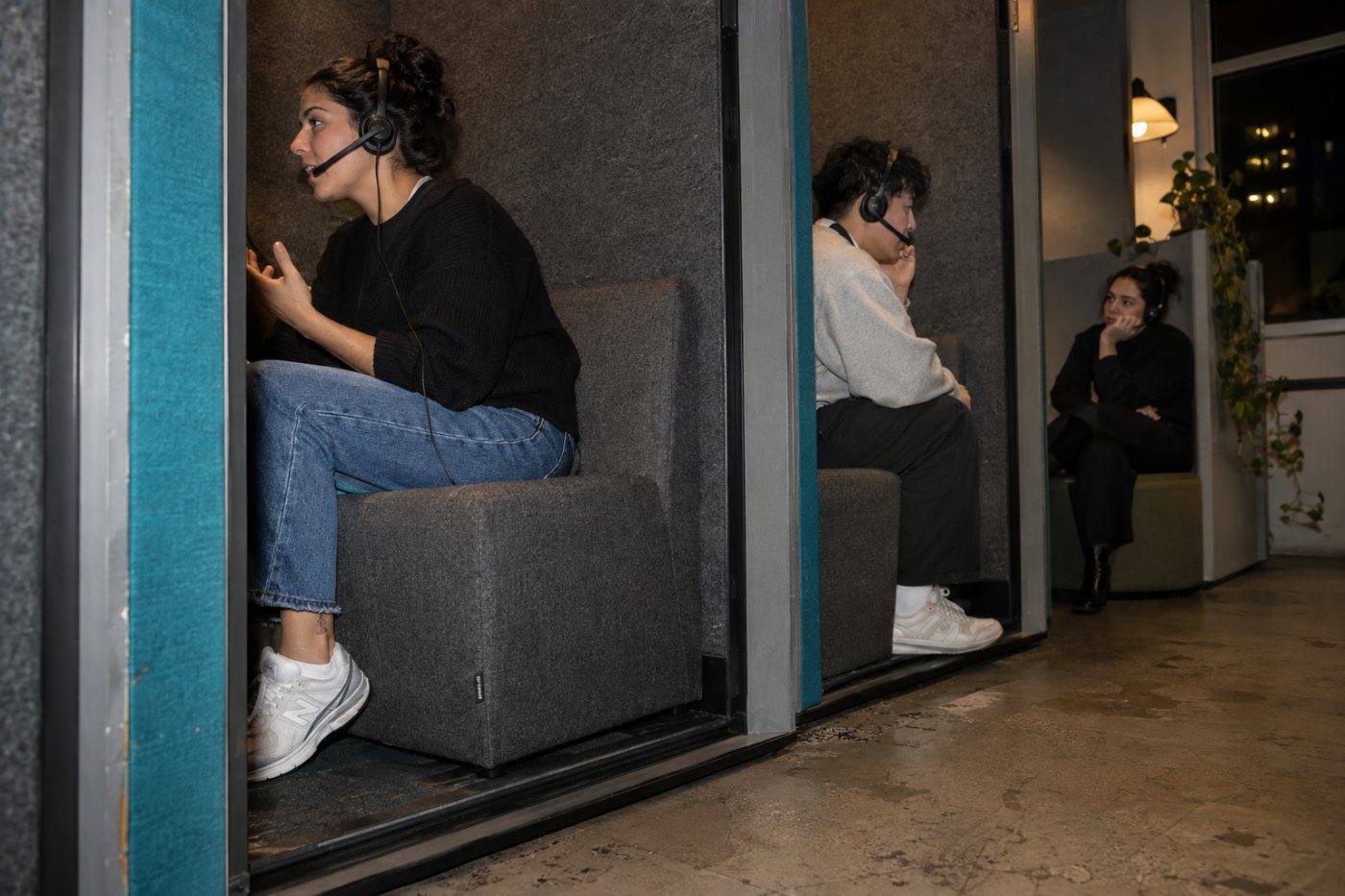 Comparable customer-support requests receive the same quality review in a hypothetical AI evaluation.