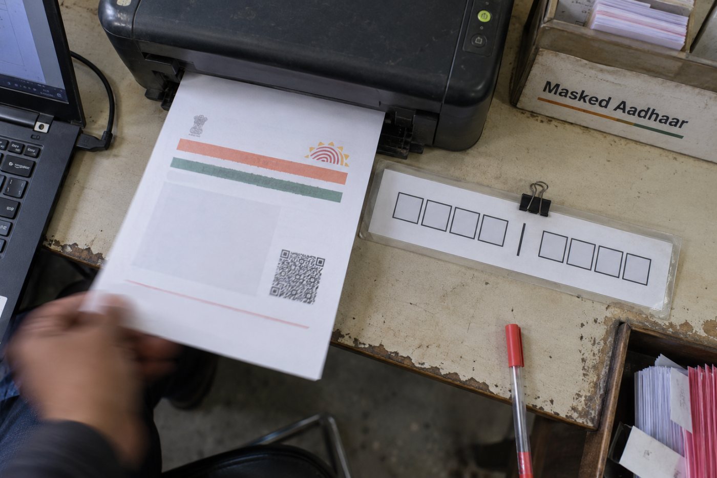 ई-आधार पीडीएफ़ का कूटशब्द नाम के शुरुआती बड़े अक्षरों और जन्म-वर्ष से बनता है।
