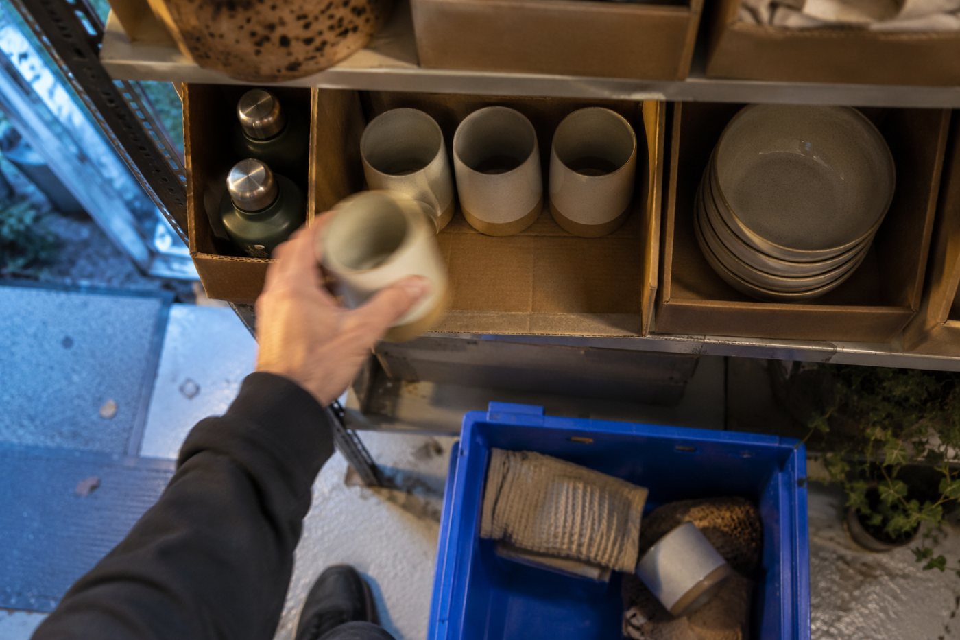En vare forlader en dansk webshops lager, hvor Rackbeat kan forbinde beholdningen med Dinero eller e-conomic.