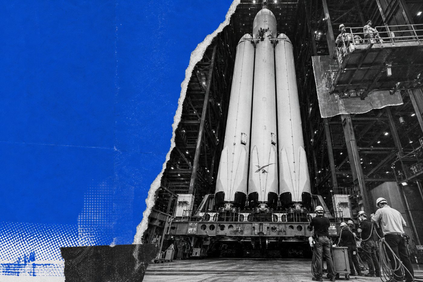 صاروخ Falcon Heavy بمعززاته الثلاثة خلال الاستعدادات النهائية داخل حظيرة المجمع 39A