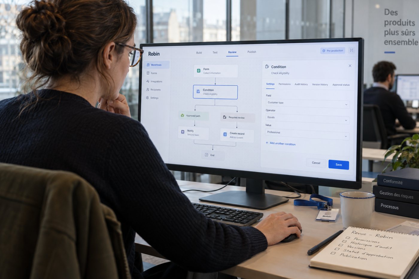 Un responsable contrôle règles, permissions et historique avant la publication du workflow.