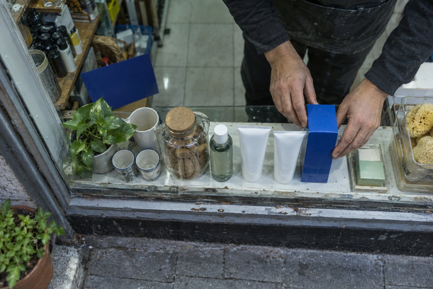 Müşteriye sunulacak tanıtım içeriği, kullanılmadan önce çalışan tarafından kontrol ediliyor.