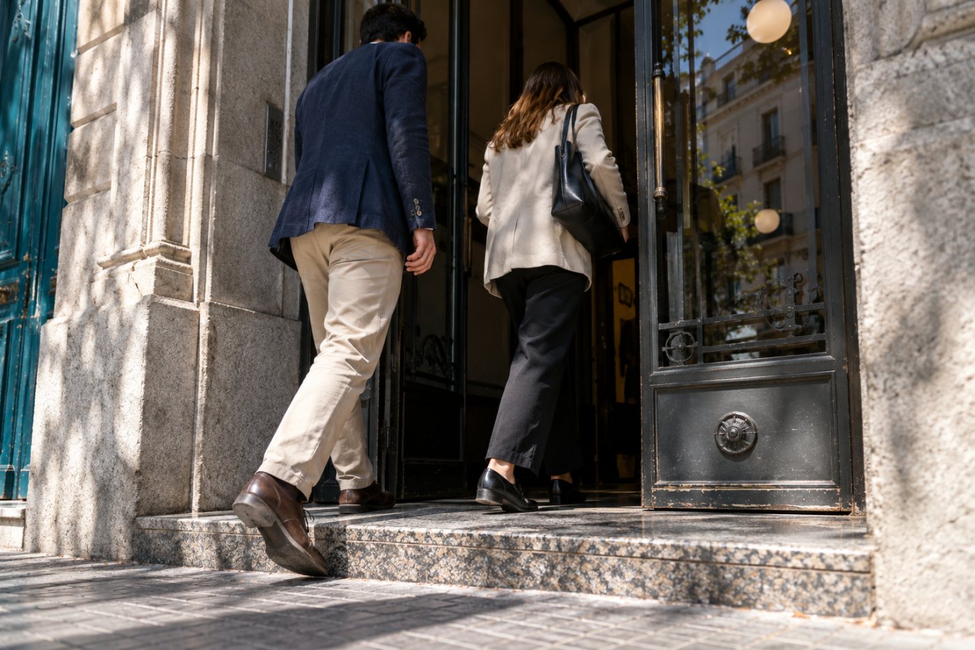 Uns socis entren a una notaria per formalitzar la constitució d’una societat limitada.
