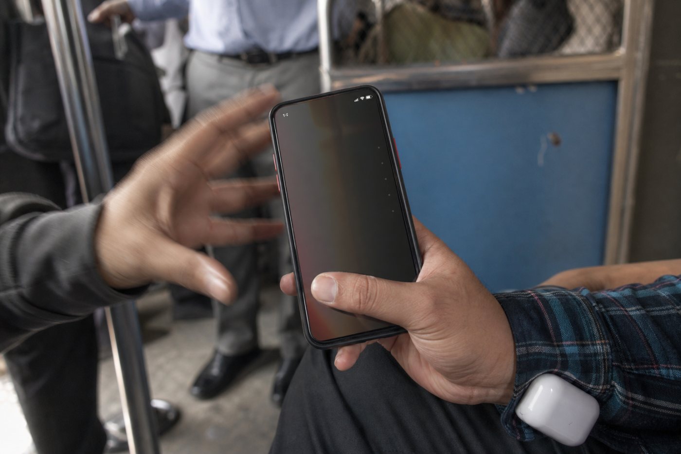 संदिग्ध छीना-झपटी की गति पहचानने के बाद Android फ़ोन की खुली स्क्रीन स्वतः लॉक होती हुई।