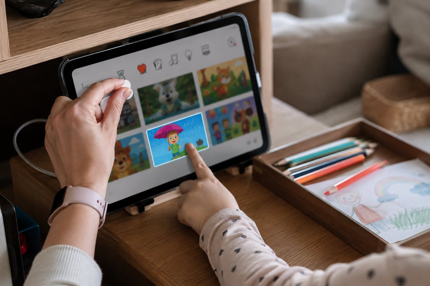 Родитель настраивает таймер YouTube Kids и заранее готовит переход ребёнка к занятию без экрана
