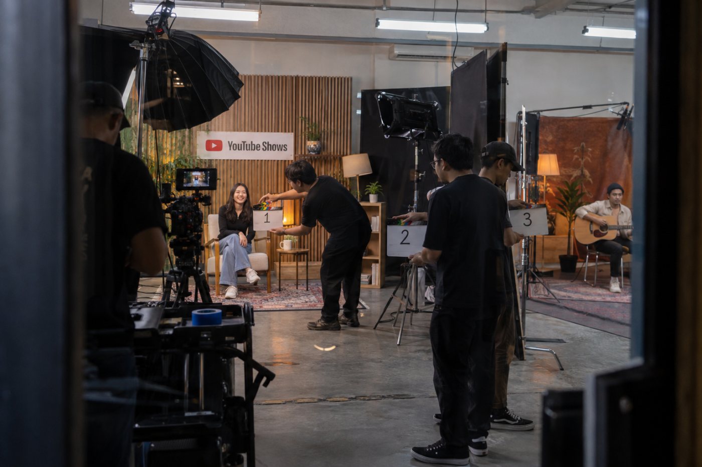 Format produksi berulang membentuk episode yang konsisten, sementara video yang tidak terkait dipisahkan dari YouTube Show.
