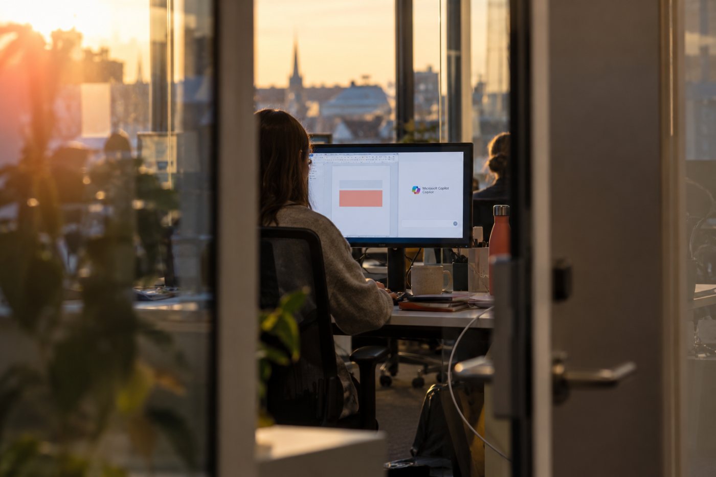 Et Word-dokument kan redigeres ved siden av samtalen i Microsoft Copilot.