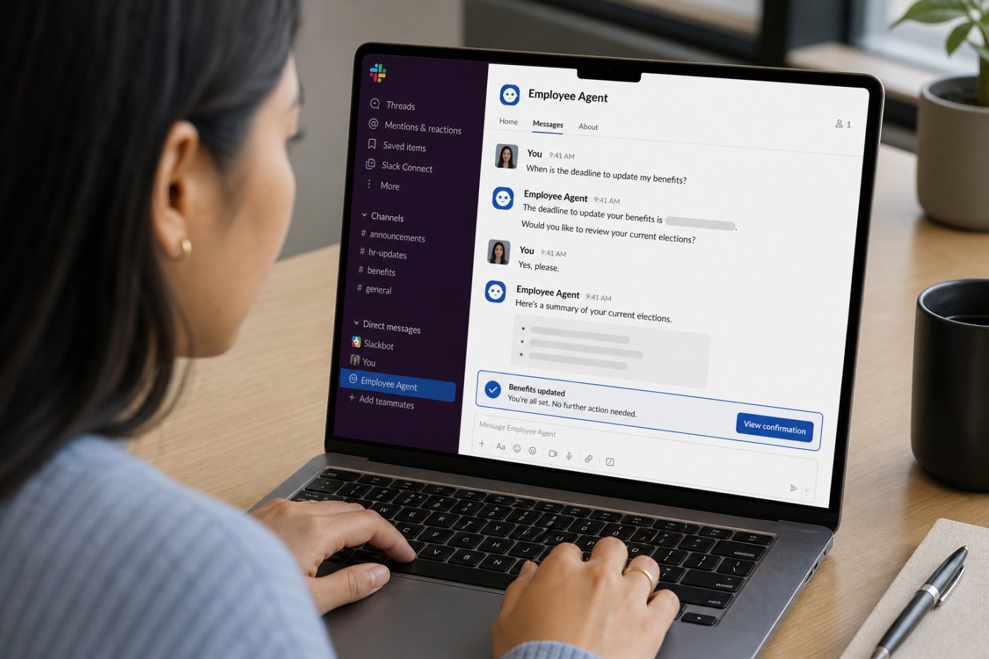 Employee Agent menyelesaikan pertanyaan manfaat di Slack tanpa pembuatan tiket dukungan.